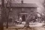 Spigården (N V) före 1911.
Huset före det som är omskrivet vid bild nr A145230_469.
Uppfördes på 1840-talet, revs 1911.
Fr.v:
1. Astrid
2. Nils
3. Johan Napoleon Johansson /(sbf 1900 f 1877)
4. h.h. Maria Johansson
5. Miriam (på stolen)
6. Stina / (sbf 1900 Stina Lisa Nilsdtr f 1843)
7. Gustav Johansson, bror till nr 3. /( sbf 1900: Gustaf Adolph f 1878)
8. Johannes Johansson / sbf 1900 Johannes Karlsson f 1843, far till 3 o 7, make till 6)