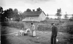 Gamle soldaten Backman och hans dotter Karolina utanför den av dem bebodda Mölla-stugan vid sjön Viken.

Foto: Bernhard Hedlund.
Från album tillhörigt Margit Hedlund, Kinna, dotter till B.H.

Reprofotograf: Gunnar Berggren.