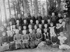 Högshult skola 1906.
Bakre raden fr.v:
1. Lauritz Larsson, Myrhult
2. Bernhard Karlsson, Nolängen, Myrhult
3. Bertil Gustavsson, (senare Nilsson), Småfalla
4. Johan Andersson, Sörfallsskogen (