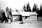 Tuben omkring 1955.
Baksidan.
De sista inbyggarna var skogshuggarna Oskar och David Johansson, söner till Lovisa Johansson, Brokärret.

Foto: Lennart Persson, Sjöängen.
Reprofotograf: Gunnar Berggren.