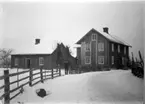 I porten Johan Larsson, som köpte Kyrkängen av hustruns mor. 
En större ladugård uppfördes på den gamlas plats år 1895.
I gårdshuset bodde på 1890-talet fotografen Isak Andersson. Han 
ordnade mörkrum i köket och i utbyggnaden bakom fanns ateljén, som    t o m hade fönster i taket.

Reprofotograf: Gunnar Berggren.