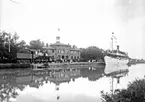 Unionsflaggan på stationsbyggnaden.

Karin Bäckström f. 1880 drev fotoateljé på Vasagatan 5 i Töreboda. Hon tog över den av sin far Thure Bäckström, som hade etablerat firman 1886, och hon drev den mellan 1896 -1916.
Karin Bäckström gifte sig år 1917 med John Knape.