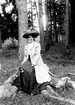 Karin Bäckström f. 1880 drev fotoateljé på Vasagatan 5 i Töreboda. Hon tog över den av sin far Thure Bäckström, som hade etablerat firman 1886, och hon drev den mellan 1896 -1916.
Karin Bäckström gifte sig år 1917 med John Knape.