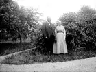 Hanna Larsson är kusin till John Knape.

Karin Bäckström f. 1880 drev fotoateljé på Vasagatan 5 i Töreboda. Hon tog över den av sin far Thure Bäckström, som hade etablerat firman 1886, och hon drev den mellan 1896 -1916.
Karin Bäckström gifte sig år 1917 med John Knape.