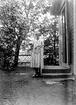 Karin Bäckström f. 1880 drev fotoateljé på Vasagatan 5 i Töreboda.
Hon tog över den av sin far Thure Bäckström, som hade etablerat firman 1886, och hon drev den mellan 1896-1916.
Karin Bäckström  gifte sig år 1917 med Johan Knape.