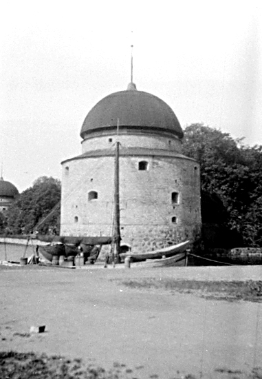 Karin Bäckström f. 1880 drev fotoateljé på Vasagatan 5 i Töreboda. Hon tog över den av sin far Thure Bäckström, som hade etablerat firman 1886, och hon drev den mellan 1896-1916.
Karin Bäckström gifte sig år 1917 med John Knape.