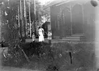 Karin Bäckström f. 1880 drev fotoateljé på Vasagatan 5 i Töreboda. Hon tog över den av sin far Thure Bäckström, som hade etablerat firman 1886, och hon drev den mellan 1896 -1916.
Karin Bäckström gifte sig år 1917 med John Knape.