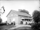 Exteriör.
Sällskap framför större hus. 
Gullspångssamlingen. 
Bilder från Gullspång med omnejd.