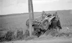 Bilolycka vid Väggestorp den 12 september 1938.
Bilen, en Fiat togs ut av direktör Ivar Frisk, Lidköping den 21 maj 1929.
Bilen tillhörde Paul Lundbäck, Lundsbrunn och den skrotades i september 1938.