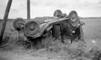 Bilolycka vid Väggestorp 12 september 1938.
Bilen tillhörde Paul Lundbäck, Lundsbrunn och den skrotades i september 1938.