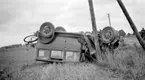 Bilolycka vid Väggestorp den 12 september 1938.
Bilen tillhörde Paul Lundbäck, Lundsbrunn och den skrotades i september 1938.