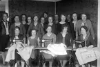 Singer sykurs i Kvänum på 1920-talet.
Sittande fr.v:
1. Astrid Larsson
2. Viola Svensson
3. Ellen Larsson
Stående längst ut bakom symaskin:
13. Karin Friberg