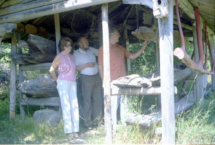 Thure Elgåsen. f. 26/6-1910. d. 6/9-1985. 
Tivedenkännare, konsthantverkare, scoutledare och hembygdsföreningsman. 
Övrig information se personarkiv i Västergötlands museum, Skara.

På bilden syns bl.a. Thure Elgåsen.