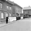 Ivar Svedberg och Nils Stenermark på väg till Domkyrkan med sina konfirmander 1957.