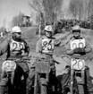 Motocross på Dala-banan, Lundsbrunn, 17/4 1955.
I mitten Raymond Sigvardsson, Älvbygdens motorklubb, Älvängen. Sigvardsson var landslagsförare i motocross.