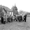 Konfirmander och anhöriga vid Härjevadskyrkan 1958.
Domprost Karlström.