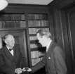Vice ordförande Johannes Onsjö överlämnar klubban till landshövding Fallenius, 1956.