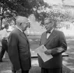 Agronom Eric Waller i samspråk med landshövding Fritiof Domö, 1959. Waller tidigare chef för Frökontrollen.