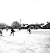 Skara. Bandy SI - Årnäs 16/1 1955 på Slakteriets parkeringsplats/ Gamla Filipsdalsgatan.