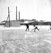 Skara. Bandy SI - Årnäs 16/1 1955 på Slakteriets parkeringsplats/ Gamla Filipsdalsgatan.