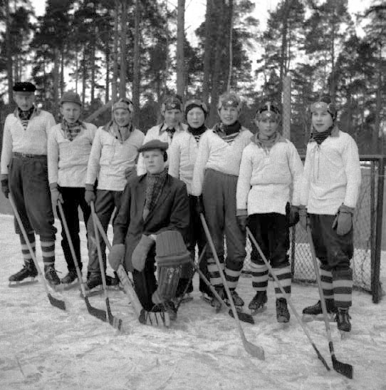 Skarabergs ishockeylag.
Juris Purens, Rolf Johansson Ålrud,
Lars Sjöberg, Bertil Månsson, Sture Haglund, Bo Persson, Jörgen Bengtsson, Kjell Fast, Jens Wallgren.