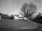 Skara. 
Götala egendom 1963. 
Flyglarna står nu vid Kråks herrgård i Stadsträdgården i Skara.