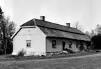 Flyglarna flyttades till kvarteret Herrgården vid Stadsträdgården i Skara.
Nu i Västergötlands museums samlingar.