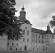 Med Daga och Arne Hansson på Öland. 
Vadstena slott.

Vadstena slott, f.d. kungligt slott. Anlades ursprungligen (1545) som en befästning. Den nuvarande slottsbyggnaden av kalksten uppfördes i flera etapper från 1550-talet till ca 1620.  
Vadstena slott upphörde att vara kungligt residens i början av 1700-talet och användes därefter som sädesmagasin och lokal för textilfabrikation. 1899 inrättades landsarkiv i slottet. 
Restaureringar har ägt rum i etapper, främst från 1940-talet och framåt.  Arkitektoniskt är slottet Sveriges mest konsekvent genomförda renässansslott. http://www.ne.se/jsp/search/article.jsp?i_art_id=337675