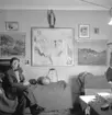 Skara. Frans Larsson i sitt hem i Bladska huset, bland böcker och konstverk 1958.