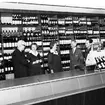 Skara. Systembolaget, Nya butiken 1964, personalen samt längst till vänster intendent Alf Hasselberg.