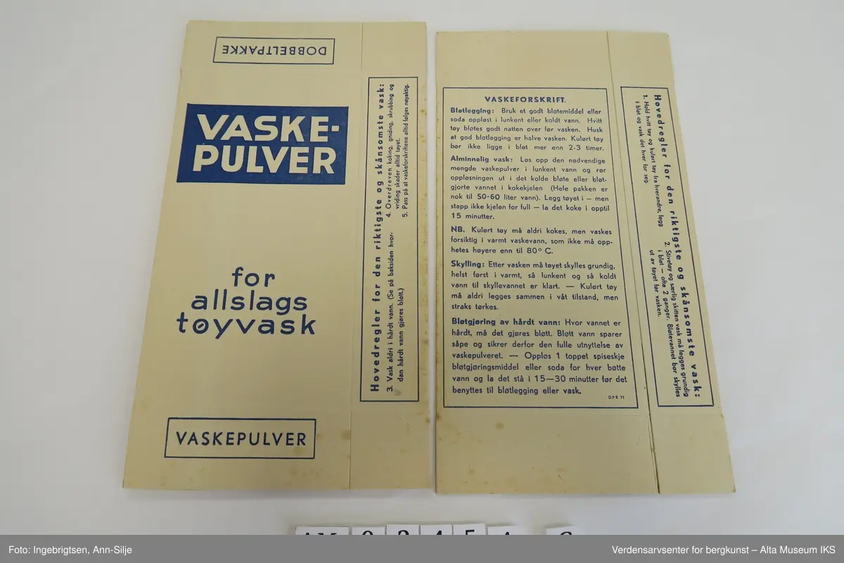 Form: Flatpakkede og stiftede esker, plakater, bokser, flaske
