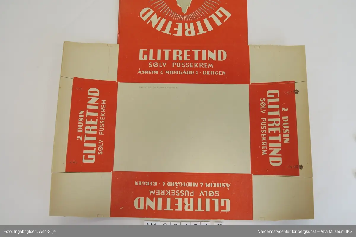 Form: Flatpakkede og stiftede esker, plakater, bokser, flaske
