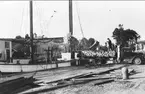 Karlsborg, Rödesund. Kindboms skuta, Gunhild av Rödesund, lastar ved från gengaslastbil vid kanalbron år 1940. Neg finns.