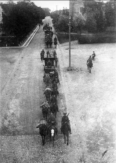 Fästningen. Artilleriet, utmarsch genom Götiska valvet med 10,5 cm batteri m/1917, omkr år 1925. Förstoring 50 x 37 cm. Neg finns.