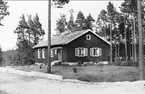 Svanvik, Hultets småskola 1951 - 1963. Exteriörbild. Förstoring 29 x 40 och 35 x 53 cm. Neg finns.