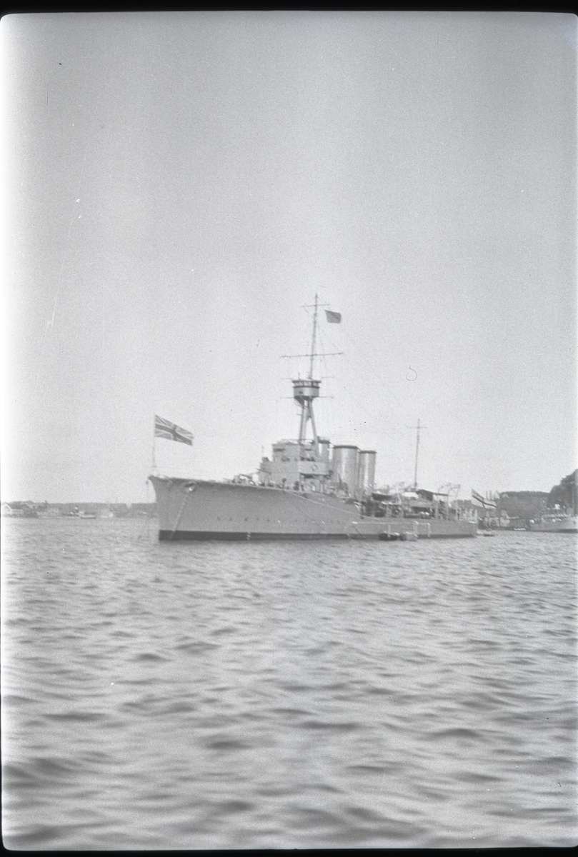 Den brittiska lätta kryssaren HMS COMUS fotograferad på Strömmen i Stockholm vid flottbesök i slutet av juli 1929