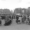 Skara. 
Lions Club, loppmarknad på Läroverkets gård 1965.

Lions Clubs International, internationell organisation med ändamål att idka välgörenhet och bidra till ökad förståelse mellan jordens folk. Lions grundades 1917 i Chicago och kom 1948 till Sverige och därmed till Europa. Organisationen omfattar 40Â 600 klubbar i 177 länder med 1,4 miljoner medlemmar (1993).
http://www.ne.se/jsp/search/article.jsp?i_art_id=242696