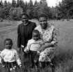 Flämslätts stiftsgård. 
Präst med familj. Predikat 1962.