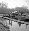 Hjo, 1959. 
I bakgrunden skymtar hamn-magasinet, där är numera restaurang (Hamnkrogen) och presentaffärer.