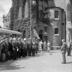 Skara Manskör.
Vänortsbesök från Norge 6 juni 1959.
Körens ordförande Allan Cederborg hälsar gästerna välkomna till Skara på Läroverkets skolgård.