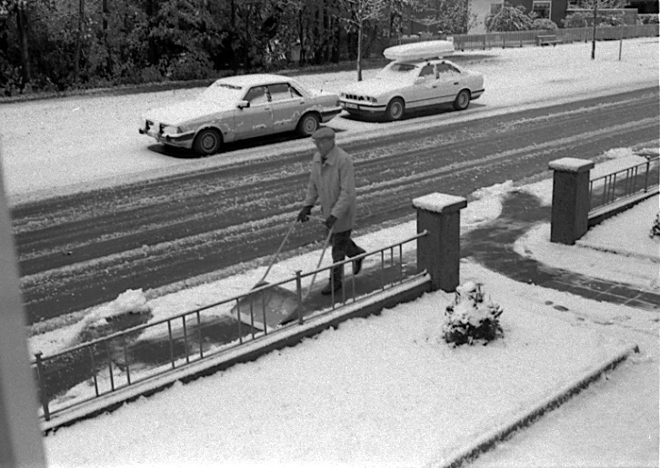 Skara. Snöoväder, Sven Hofsgatan, oktober 1992.
