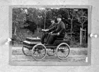 Fotogendriven bil tillverkad av Alfred Jonsson, Skara, år 1904