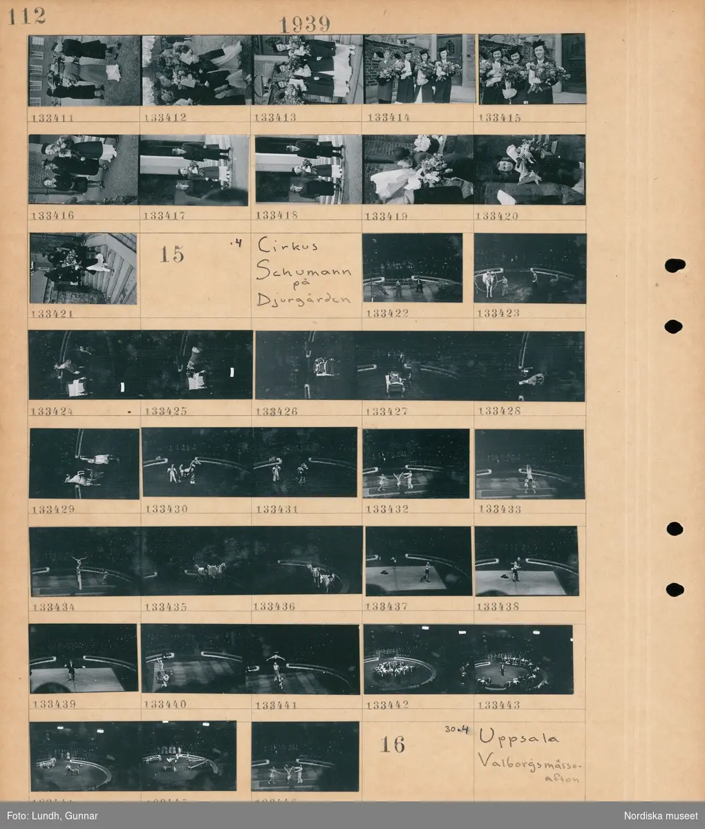 Motiv: Konfirmation i Engelbrektskyrkan;
Flickor och pojkar med blombuketter.

Motiv: Cirkus Schumann på Djurgården;
Hästar uppträder i en manege inför en publik, akrobater uppträder, clowner uppträder.