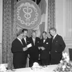 Skara Köpmannaförening.
50-årsjubileet 20/9 1958 på Skara Stadshotell. 
Ordförande Fritz Bergsten till vänster i samspråk med ordföranden i SKUR Erik V. Ramberg, Karl Granqvist, Gottfrid Tjärnfors, Trollhättan och ordförande i Sveriges Köpmannaförbund Axel V. Larsson, Vara.