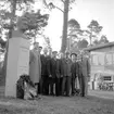 Första maj-demonstration i Skara 1953.
Avtäckning av Hjalmar Branting-byst i Folkets park. Poserar vid Branting-bysten gör från vänster C.G. Jakobsson, Helgo Andersson, Anders Green, Stig Wallinder, Gustaf 