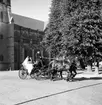 Bröllopsekipage i Skara på 1950-talet.
Vid tömmarna åkare Gottfrid Jansson. Brudparet Ehn, Munkatorp.