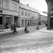 Snöbollslek på Marumsgatan, Skara, 1957.
Qvänsels, till höger, Skaras första självköp invigdes 21/10 1951.