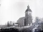 Bjärklunda kyrka sedd från nordväst.
Bjärka och Härlunda socknars gemensamma kyrka.