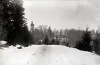 Bjärklunda kyrka = Härlunda kyrka.
Bjärka och Härlunda sn sammanslagna fr.o.m. 1989 till Bjärkelunda församling. Kyrkan är belägen i Härlunda sn.

Vid landsvägen Skara-Falköping, vintern 1893.

Plåten spräckt i ena hörnet.