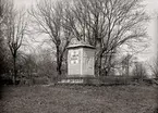 Kvadratisk minnessten av gravsten och vapensten över familjen Posse.
Foto: 8 maj 1900.